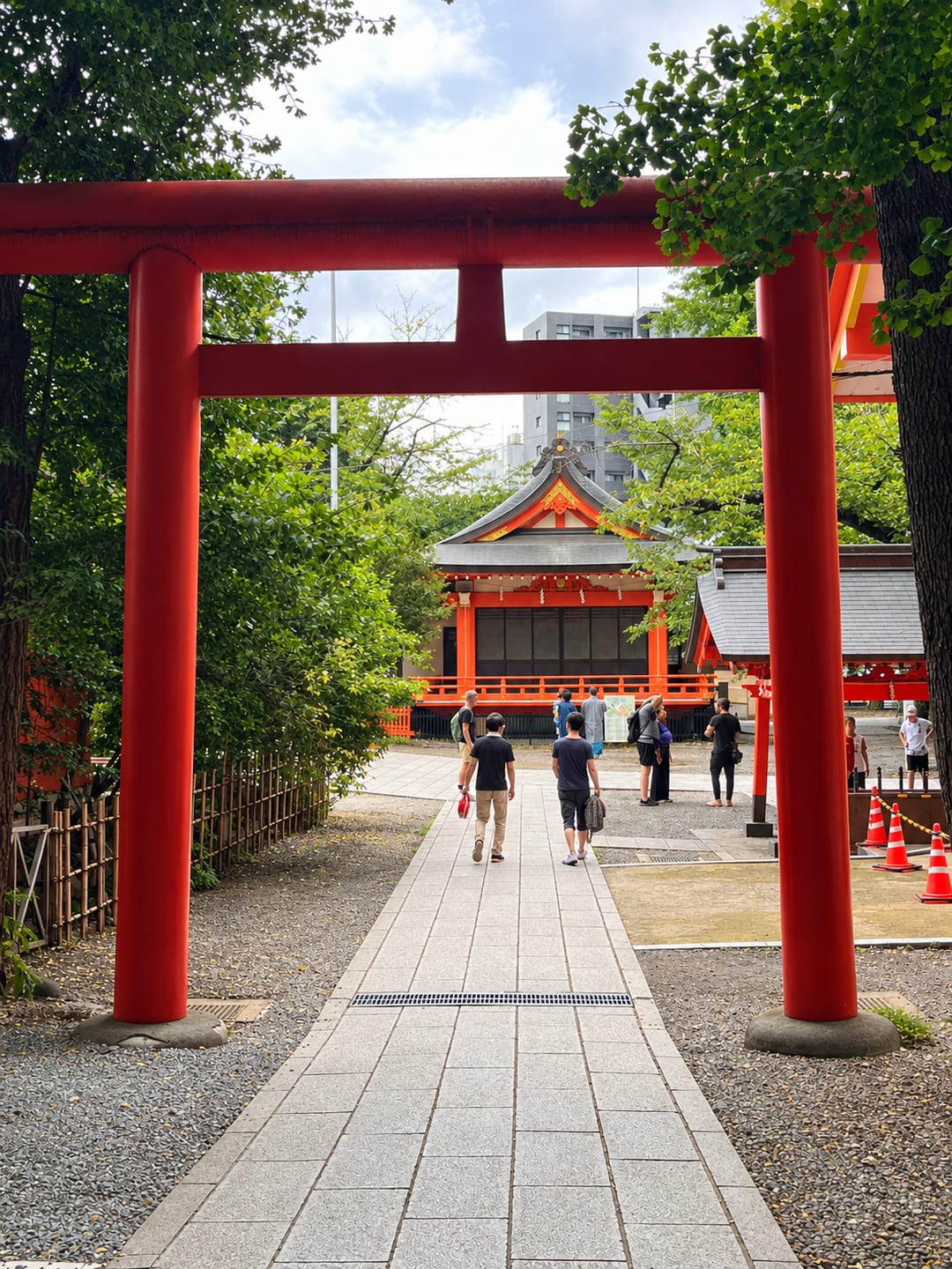 The red torii gate at Hanazono Shrine with the shrine building beyond